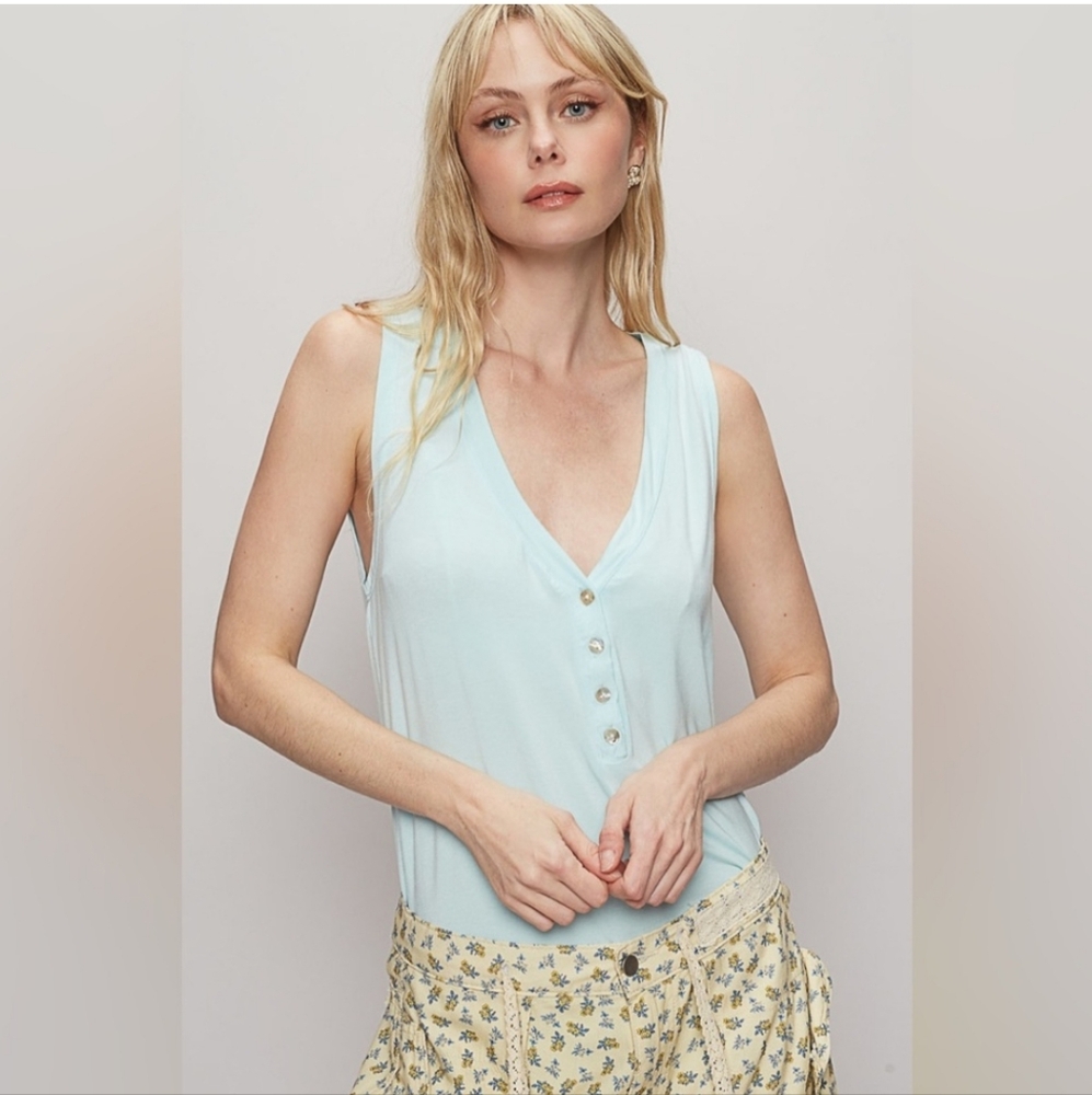 POL Light Blue Sleeveless Button-Down Top